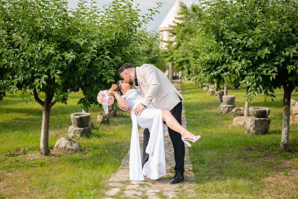 Mirii se sărută într-o livadă, după cununia civilă