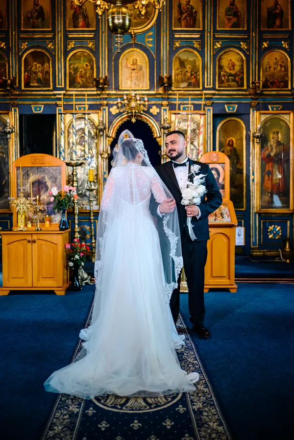 Mirii la altar, în biserică
