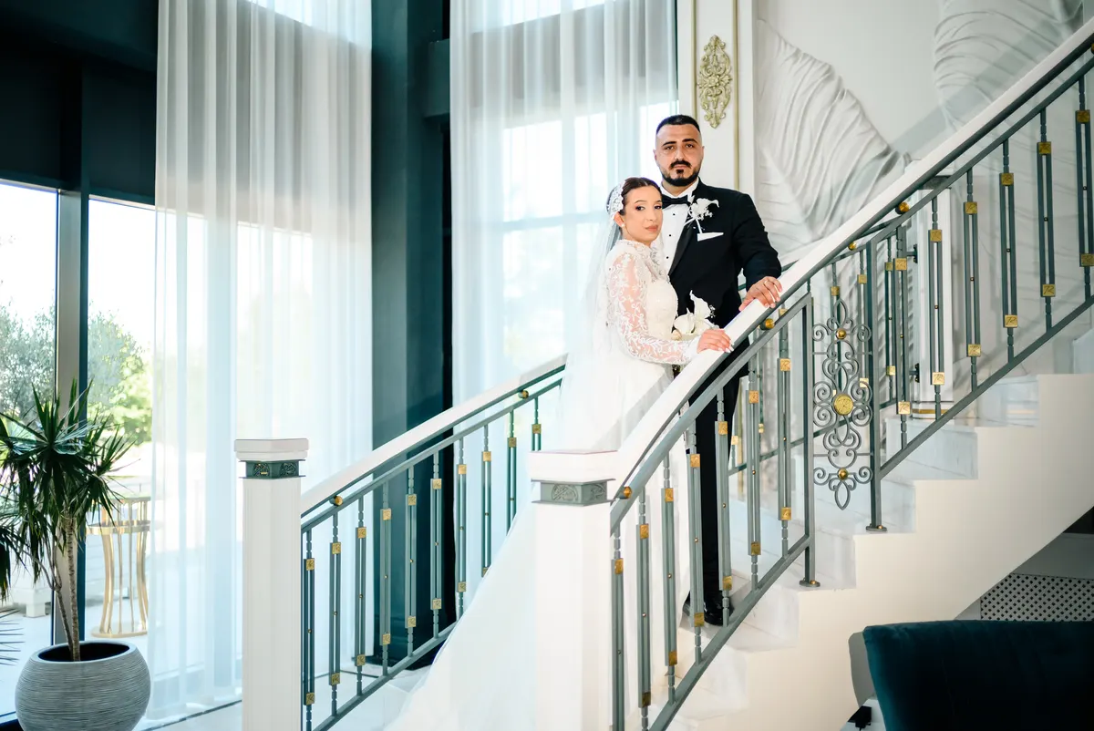 Mirii pe scările salonului de nuntă